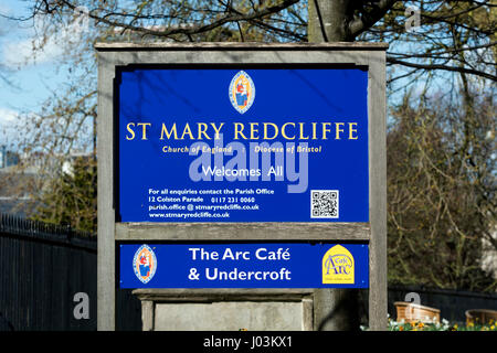 Conseil de l'information à l'extérieur de l'église St Mary Redcliffe, Bristol, Royaume-Uni Banque D'Images