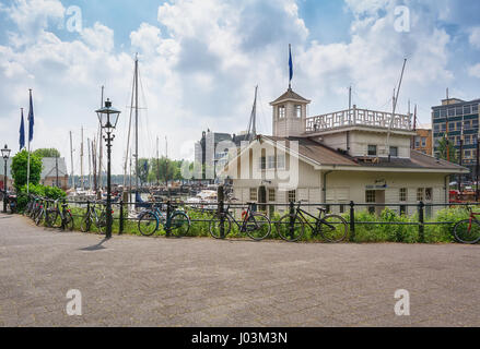 Rotterdam, Pays-Bas - le 18 août 2016 : Harbor house d'une marina à Rotterdam. Banque D'Images