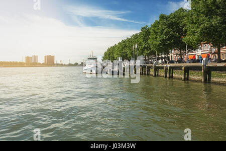 Rotterdam, Pays-Bas - le 18 août 2016 : Bateau amarré le long du quai à Rotterdam. Banque D'Images