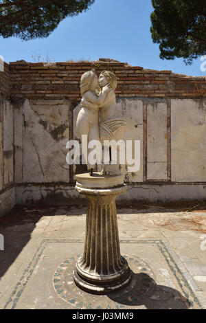 Rome. L'Italie. Ostia Antica. Statue de lovers embracing, Chambre d'Amour et Psyché. Domus di Amore e Psiché. Banque D'Images