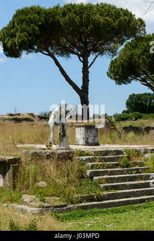 Rome. L'Italie. Ostia Antica. Restes du Temple d'Hercule, dernier trimestre de la seconde ou de la première moitié du Ier siècle avant J.-C.. Tempio di Ercole. E Banque D'Images