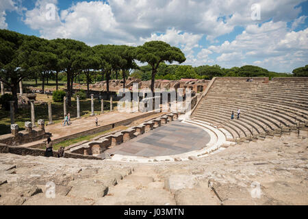 Rome. L'Italie. Ostia Antica. Amphithéâtre romain, datant de l'époque d'Auguste (1er siècle avant J.-C.). Teatro Romano fu dans edificato età augustea. Banque D'Images