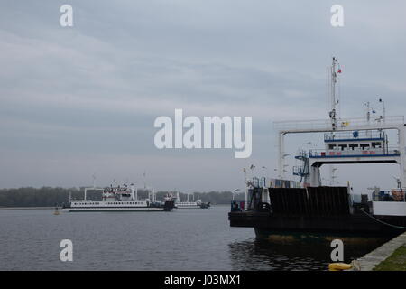 Car-ferries à travers la rivière Swina à Swinoujscie en Pologne Banque D'Images