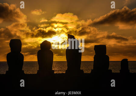 Moai statues at sunset Ahu Tahai site, sur la côte de l'île de Pâques, Chili Banque D'Images