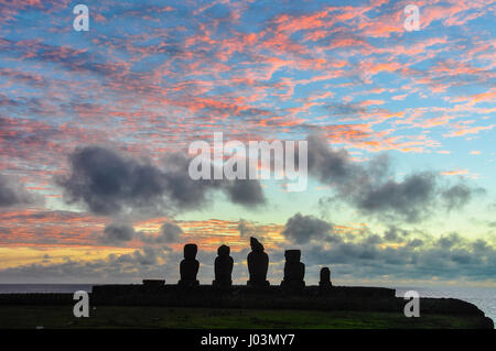 Les couleurs après le coucher du soleil sur l'ahu Tahai site sur l'île de Pâques, Chili Banque D'Images