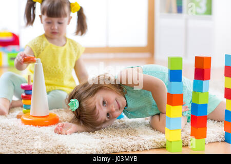 Enfants jouant avec des jouets dans l'école maternelle Banque D'Images