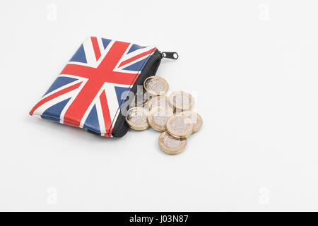 Nouvelles pièces de 1 £ / une livre britanniques avec un porte-monnaie Union Jack sur un fond Uni. Pour « coût de la vie en hausse », prix abordable, dépense 30s, argent comptant seulement Banque D'Images