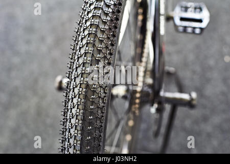 Les pneus hors route sur un vélo de montagne sports Banque D'Images