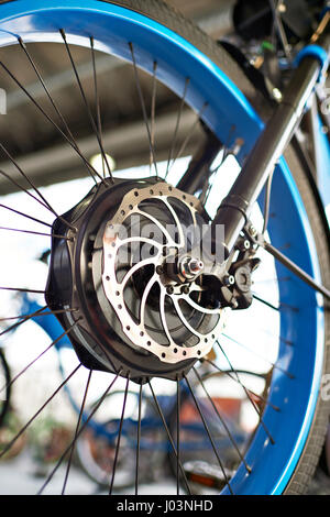 Roue avant vélo électrique avec le moteur et le disque de frein libre Banque D'Images