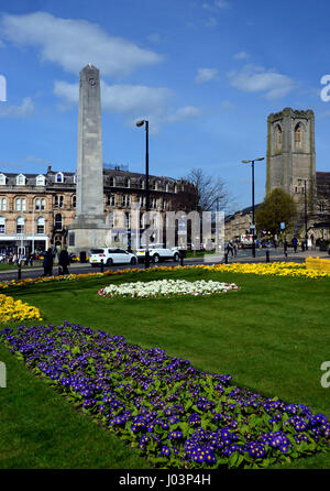 Le Cénotaphe et l'Église dans la ville thermale d'Harrogate, dans le Yorkshire. UK. Banque D'Images