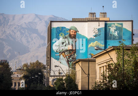 Peinture murale avec le commandant Seyed Mojtaba Hashemi sur un immeuble sur la rue Khayyam à Téhéran, Iran ville Banque D'Images