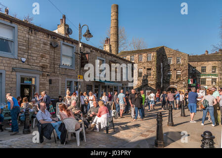 L'épaule de mouton pub et le Hebden Bridge Mill dans le centre de Hebden Bridge. Calderdale West Yorkshire. Banque D'Images