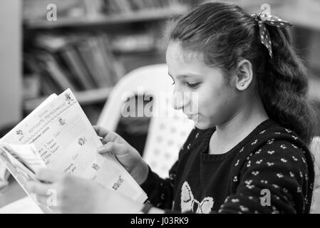 L'Olivier école enseigne le Turc d'enfants syriens réfugiés à Istanbul, Turquie. Banque D'Images