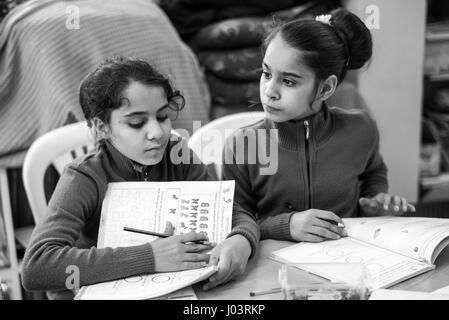 L'Olivier école enseigne le Turc d'enfants syriens réfugiés à Istanbul, Turquie. Banque D'Images