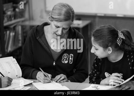 L'Olivier école enseigne le Turc d'enfants syriens réfugiés à Istanbul, Turquie. Banque D'Images