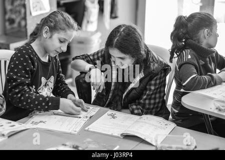 L'Olivier école enseigne le Turc d'enfants syriens réfugiés à Istanbul, Turquie. Banque D'Images