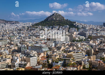 Vue aérienne de l'acropole d'Athènes Ville, la Grèce. Le mont Lycabette avec l'église de St George vu sur la photo Banque D'Images