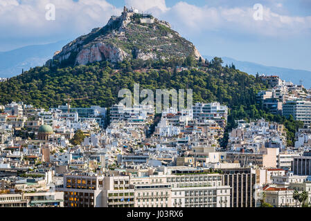 Vue aérienne de l'acropole d'Athènes Ville, la Grèce. Le mont Lycabette avec l'église de St George vu sur la photo Banque D'Images