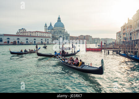 Gondoles de Grand Canal avec la Basilique Santa Maria della Salute en arrière-plan à Venise, Italie Banque D'Images
