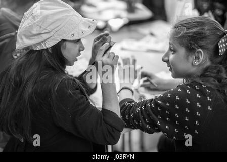 L'Olivier école enseigne le Turc d'enfants syriens réfugiés à Istanbul, Turquie. Banque D'Images