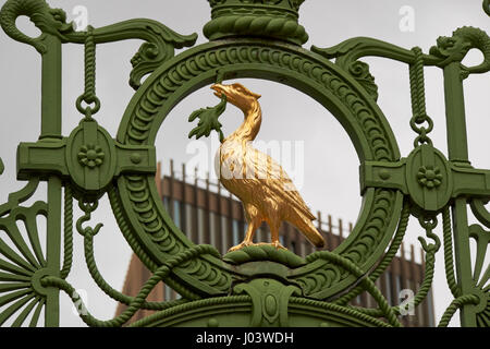 Liver bird d'or sur les portes des vieux marins accueil maintenant à Liverpool Liverpool UK Banque D'Images