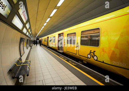 En train merseyrail james street gare Liverpool UK Banque D'Images