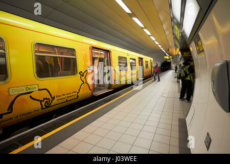 En train merseyrail james street gare Liverpool UK Banque D'Images