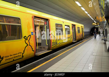 En train merseyrail james street gare Liverpool UK Banque D'Images