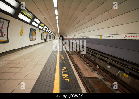 Ligne jaune et textures cloutés marquage tuiles bord de plate-forme dans la rue James gare souterraine Liverpool UK Banque D'Images