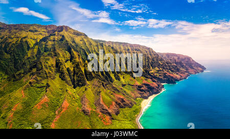 Vue aérienne du paysage spectaculaire de la côte de Na Pali, Kauai, Hawaii, USA Banque D'Images