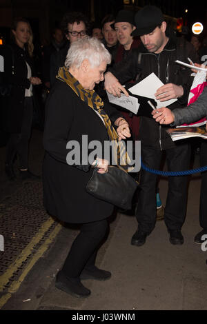 Vip arrivent pour une nuit de la presse qui a peur de Virginia Wolf à l'Harold Pinter Theatre London comprend : Dame Judi Dench Où : London, Royaume-Uni Quand : 09 Mars 2017 Banque D'Images