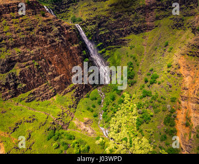 Vue paysage aérien de cascade et paysage verdoyant, Kauai, Hawaii, USA Banque D'Images