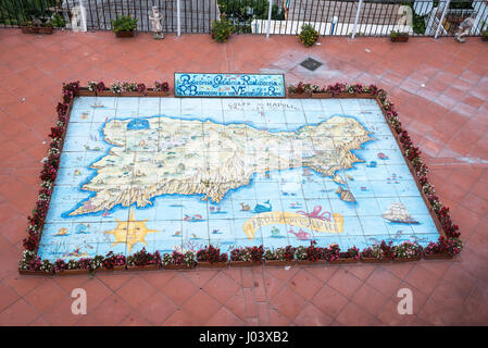 Capri, Italie - 31 août 2016 : La carte de Capri peint sur un des carreaux émaillés dans un style traditionnel. Banque D'Images