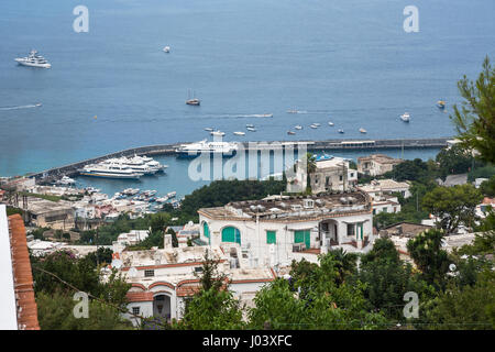 Avis de villas et de port sur l'île de Capri, Italie Banque D'Images