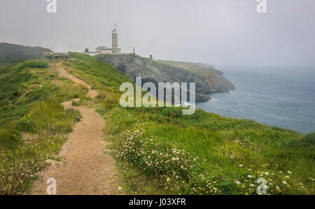 Vue panoramique dans un jour de pluie de Cabo Mayor, Santander, Cantabria Banque D'Images