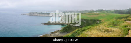 Vue panoramique dans un jour de pluie de Cabo Mayor, Santander, Cantabria Banque D'Images