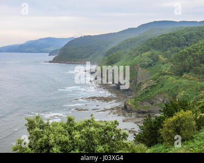 Vue côtière panoramique du phare de Gorliz, près de Bilbao, Pays Basque, Espagne Banque D'Images