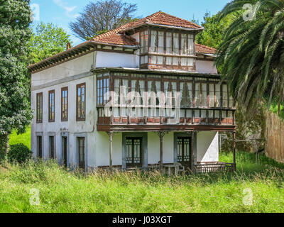 Ancienne maison rurale à Comillas, Cantabrie, dans le nord de l'Espagne Banque D'Images