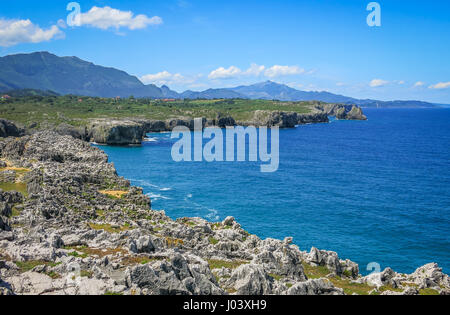 Côte pittoresque à Cabo de Mar, entre Llanes et Ribadesella, Asturies, dans le nord de l'Espagne Banque D'Images