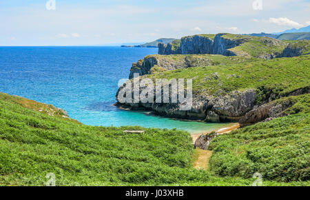 Côte pittoresque à Cabo de Mar, entre Llanes et Ribadesella, Asturies, dans le nord de l'Espagne Banque D'Images