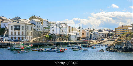Vue panoramique de Tapia de Casariego, village côtier dans le nord de l'Espagne, Asturies Banque D'Images