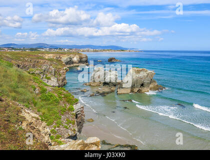 Vue panoramique sur les falaises de Praia das Catedrais, célèbre plage en Galice, dans le nord de l'Espagne Banque D'Images