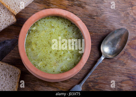 Cornichon aigre polonaise traditionnelle soupe servis dans un bol d'argile. Banque D'Images