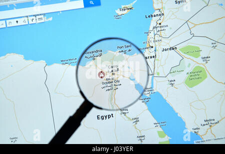 Montréal, Canada - 09 avril, 2017 : l'Egypte et du Caire sur Google Maps avec l'icône de mise en garde en vertu de loupe. Banque D'Images