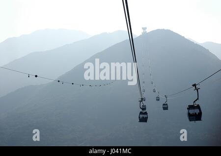 Une vue panoramique des montagnes à bord de Ngong Ping 360, l'île de Lantau. Banque D'Images