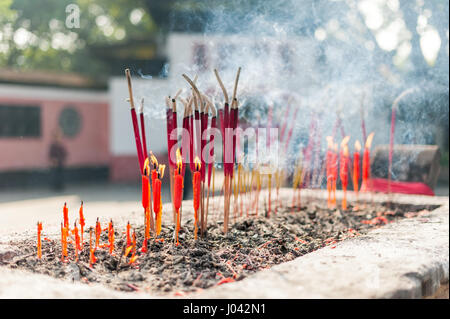 Les bougies et l'encens qui brûle dans un temple chinois, Pixian, province du Sichuan, Chine Banque D'Images
