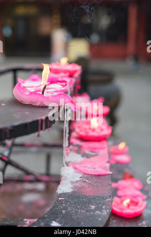 Bougies en forme de lotus fondu dans un temple chinois, Chengdu, Chine Banque D'Images