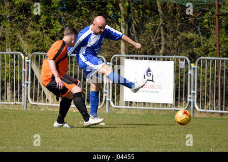 Pour une lecture de Monro Sen l'équipe de football de célébrité lors d'un match de bienfaisance à Bowers et terrain de football de Pitsea, Essex la collecte de fonds pour l'Hospice St Lukes Banque D'Images