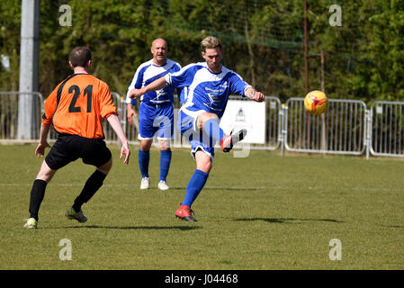 Danny Wisker jouer pour une équipe de football de célébrité lors d'un match de bienfaisance au terrain de football de Bowers & Pitsea, Essex la collecte de fonds pour l'Hospice St Lukes Banque D'Images