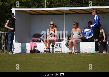 L'équipe de football de célébrité lors d'un match de bienfaisance pirogue Chez Bowers et terrain de football de Pitsea, Essex la collecte de fonds pour l'Hospice St Lukes Banque D'Images